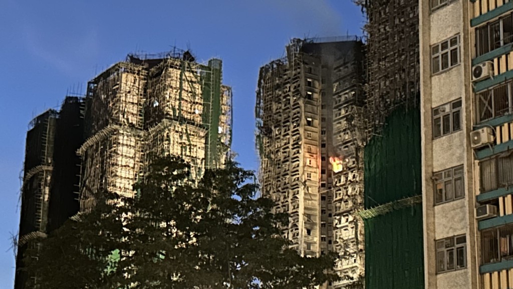 今日清晨約5時,宏道閣一個單位突然再冒出明顯火光,橙紅色火舌由窗框位置向上竄出,伴隨大量濃煙翻湧。蔡楚輝攝 今日清晨約5時,宏道閣一個單位突然再冒出明顯火光,橙紅色火舌由窗框位置向上竄出,伴隨大量濃煙翻湧。蔡楚輝攝