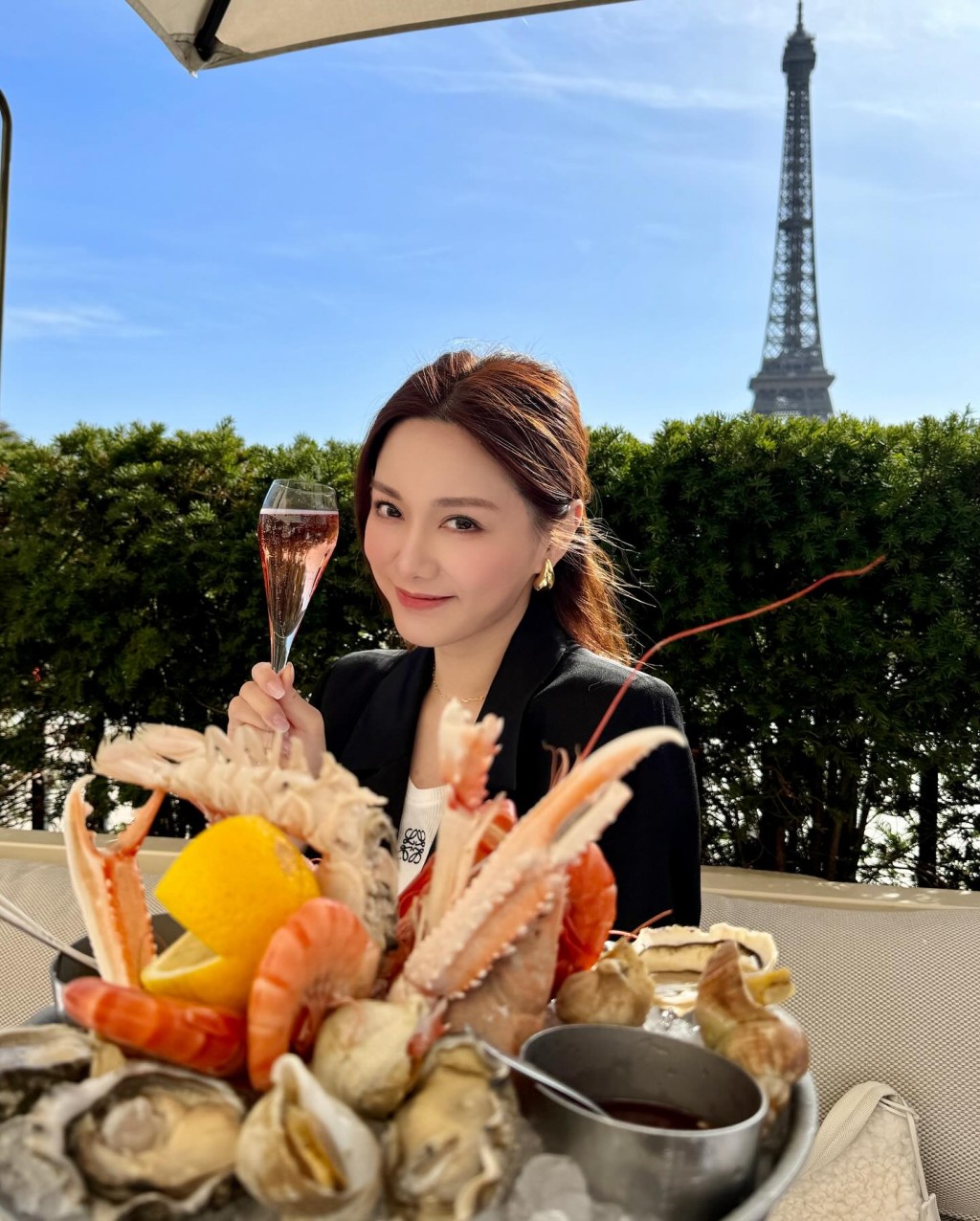 湯洛雯早前跟未婚夫馬國明到巴黎甜蜜遊。  ​