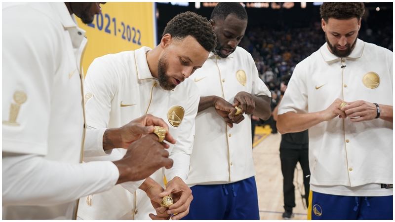 賽前勇士舉行冠軍指環頒發儀式。AP