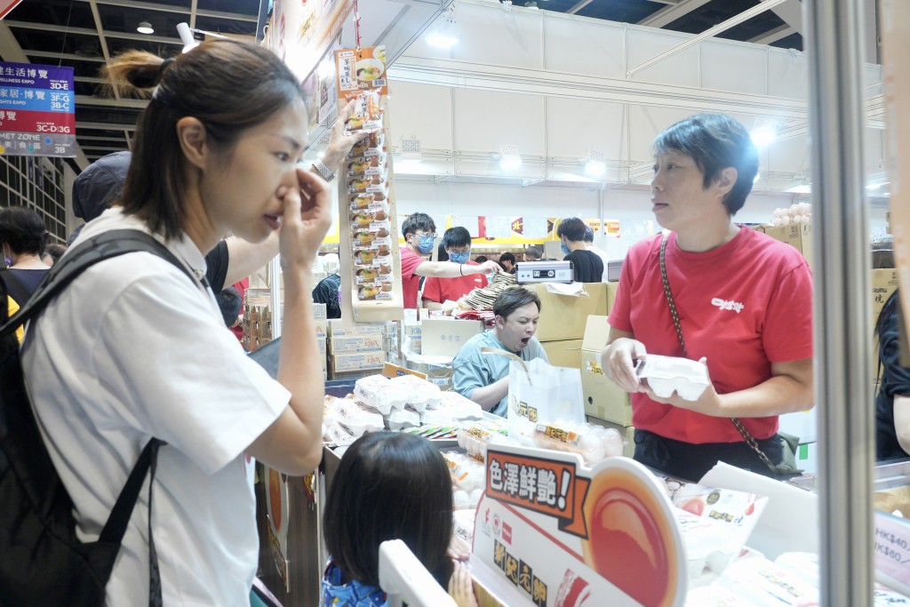 不少市民駐足試食，挑選心頭好。