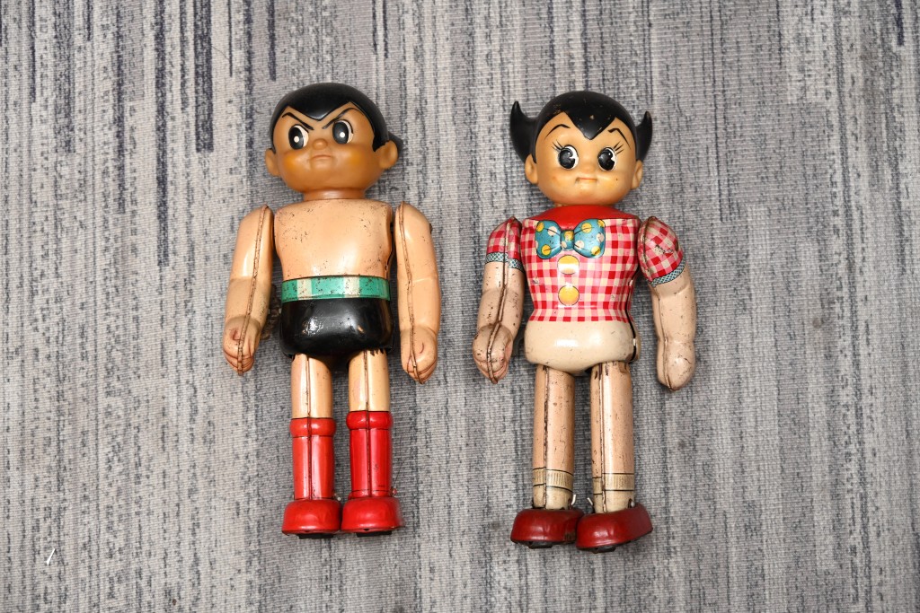 鐵皮公仔來自1960年代，屬古董玩具，是盧詠欣收藏多年的珍品。