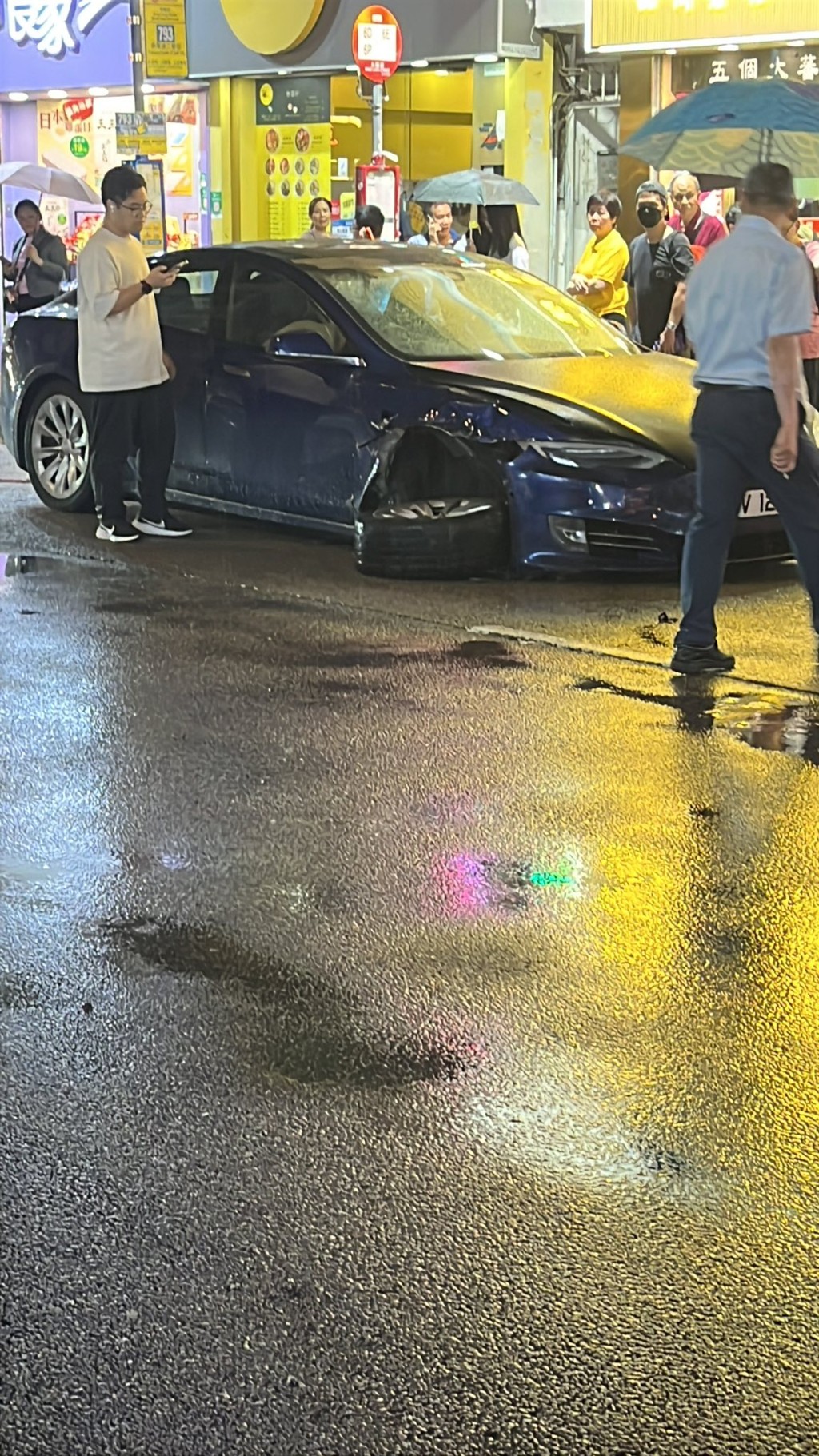 私家车右前轮意外后用脱(长沙湾人FB)