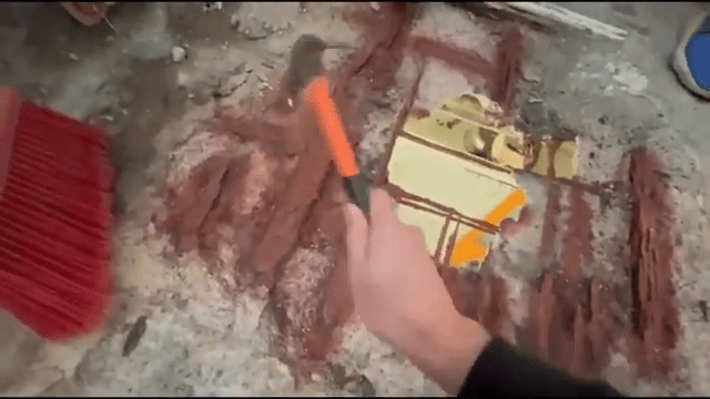 樓下師傅嘗試提出更專業、更安全的維修建議，希望對方能將鋼筋穩固地植入牆身。(HUMA LO＠Youtube影片截圖)