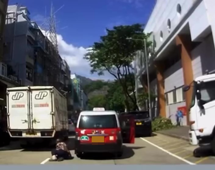 另有人大力批評司機的魯莽做法，「直頭 未落車就開車」、「咁急做乜嘢？ 一日賺 幾十萬呀？」、「路中心俾人落車已經係 唔啱，現在仲要拖低人」、「門都未關。 即係阿婆都未企穩就開車。不知所謂」。fb「馬路的事討論區」截圖
