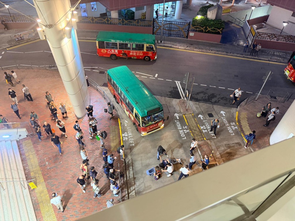 現場為石排灣邨巴士總站。FB：南區區議員張偉楠
