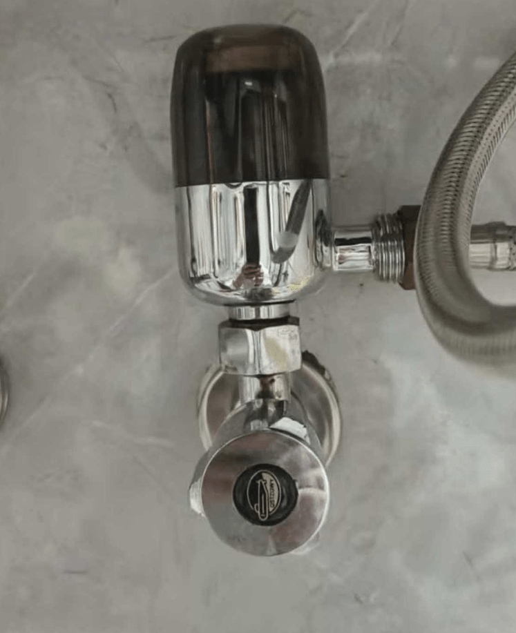 李先生家中熱水器已加裝過濾器。（極目新聞）