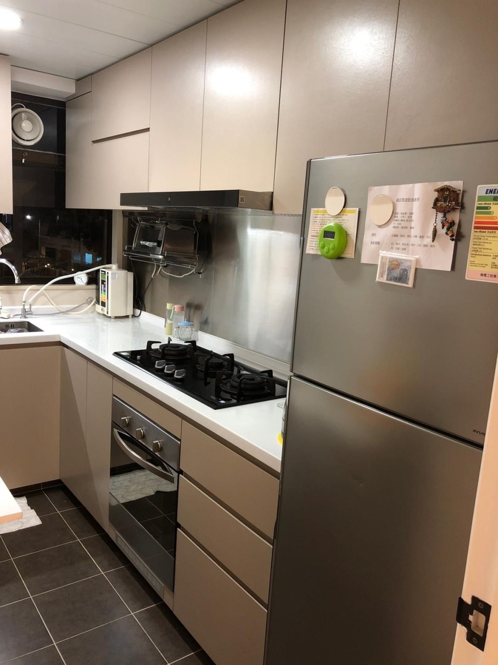 廚房設有木色廚櫃，收納空間充裕。