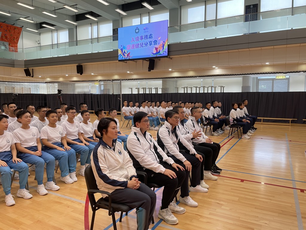 入境處十名到杭州亞運的員工與對學員進行分享。