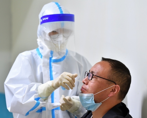 下月起由香港入境廣東需持有鼻咽拭子或鼻腔咽喉合併拭子的檢測報告。新華社圖片