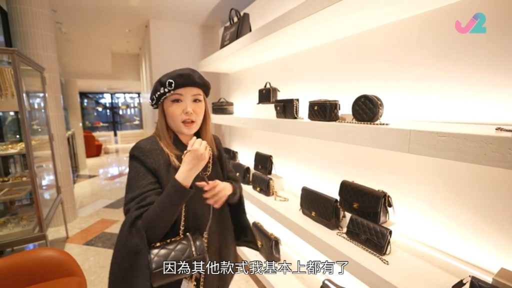 如風在上一輯《解風東京》去了中古名牌手袋旗艦店，「介紹一個叫價57萬yen嘅CHANEL的筒型手袋，相當於33000蚊港紙。