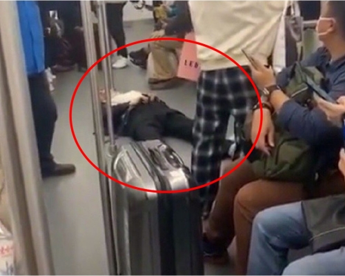 上海一名男子疑醉酒闹事，被职员拖离车厢。网图