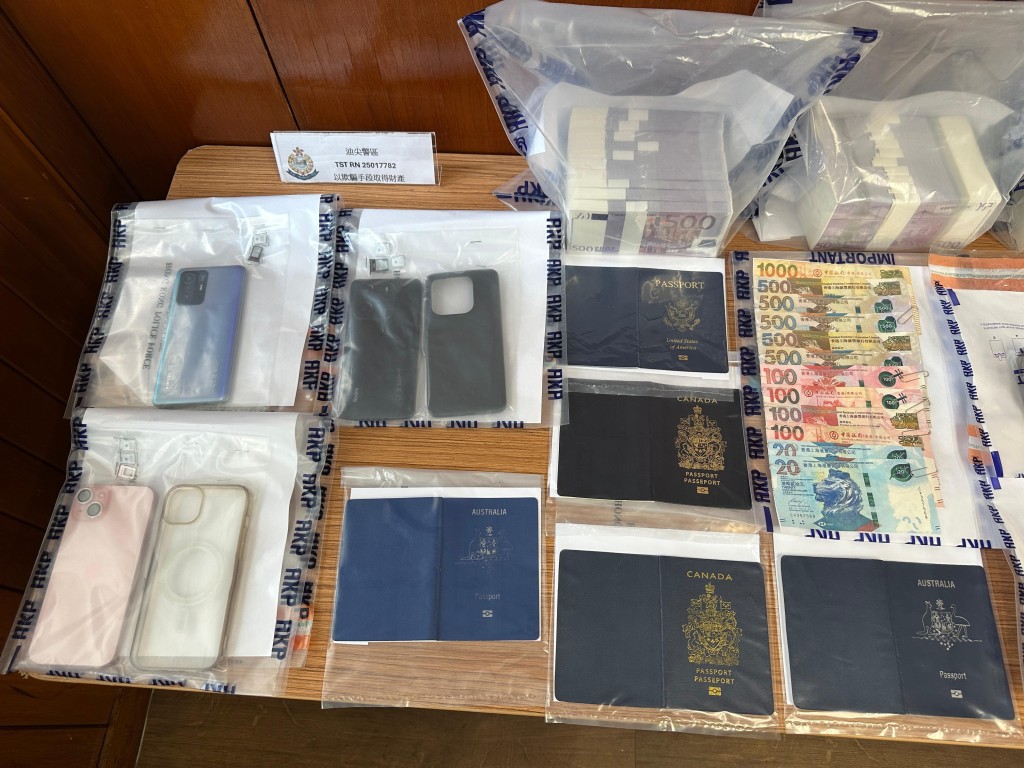 涉案的5本假外國護照。 涉案的5本假外國護照。