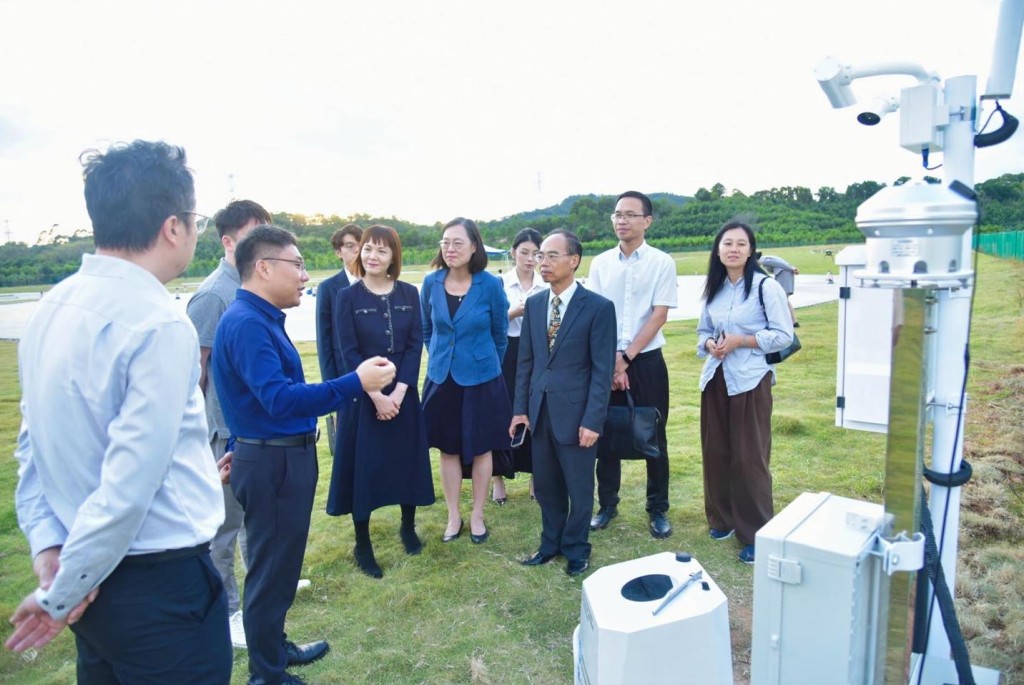 陈洁玲（左四）参观低空经济发展重点基建设施之一的龙岗低空智能融合测试基地。政制局fb