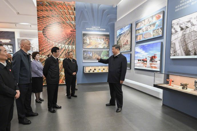 習近平參觀新疆維吾爾自治區成立70周年主題成就展。 新華社