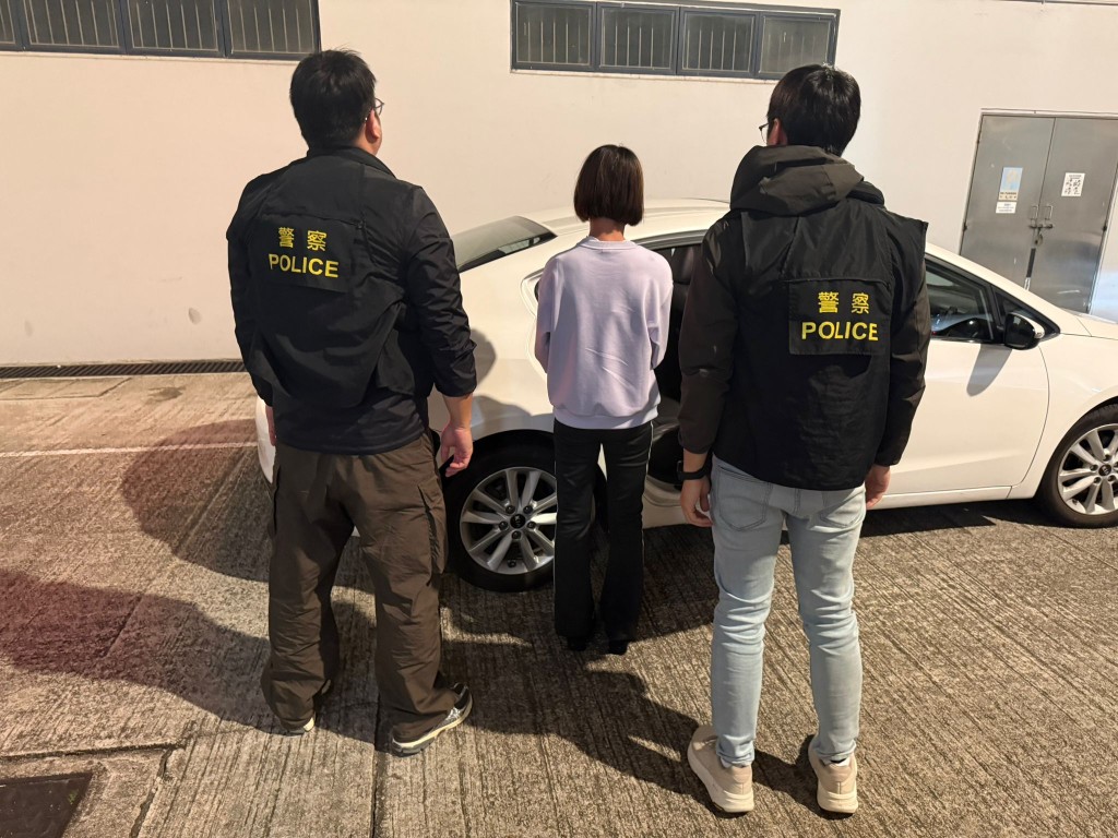 警荃灣打擊賣淫 拘一本地女檢避孕套紙巾。警方圖片