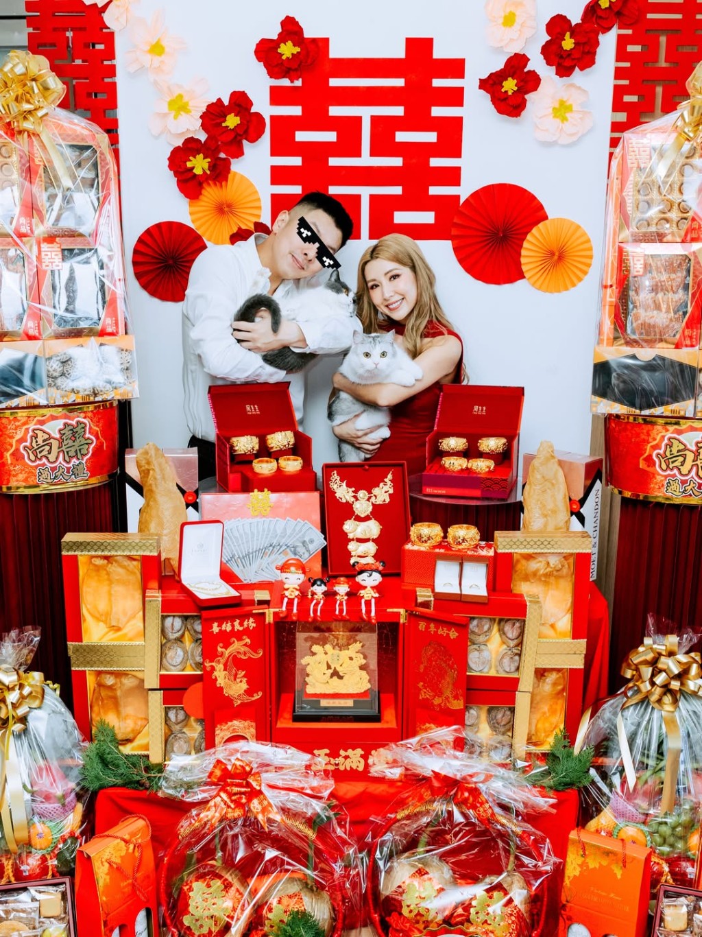 一對準新人抱著愛貓拍攝溫馨「全家福」,場面搞笑又有愛。 一對準新人抱著愛貓拍攝溫馨「全家福」,場面搞笑又有愛。
