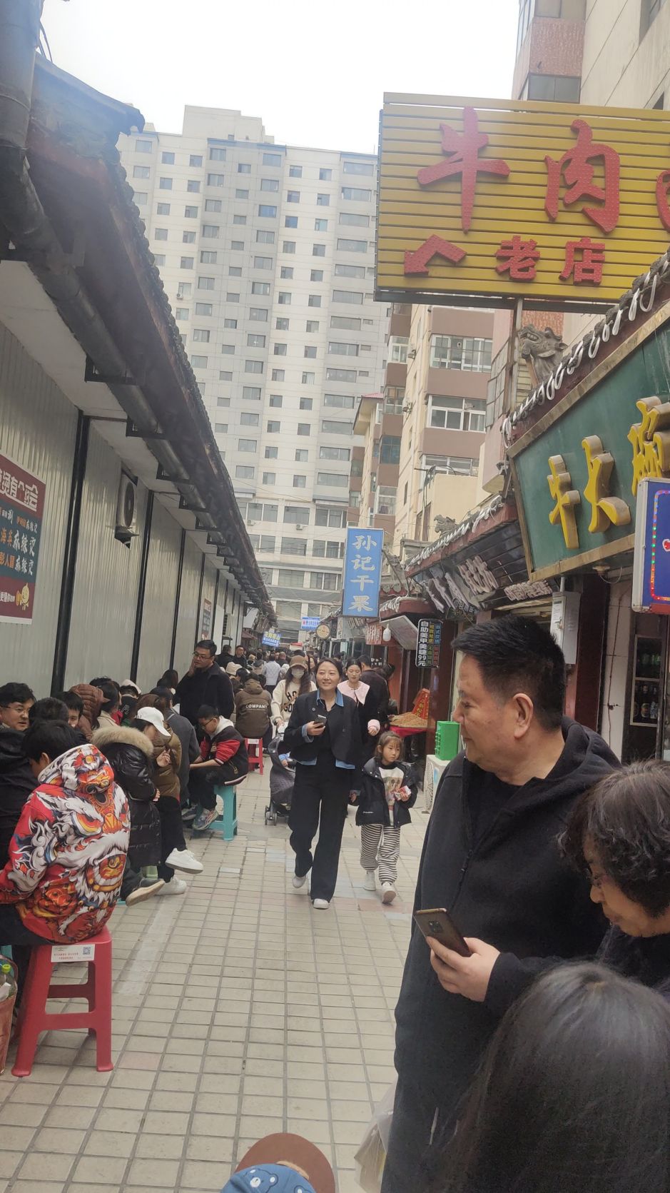 位于天水市秦州区中华西路步行街里的一家网红麻辣烫店，店门口巷子里排起的长队一眼望不到头。 澎湃新闻