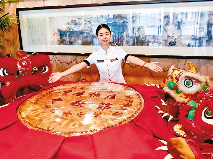 横滨Rose Hotel的中秋大月饼，据说是日本最大的中秋月饼，直径达1米，重约60公斤。