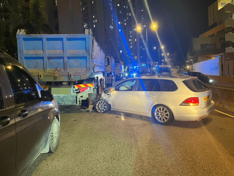 銀色私家車直撞泥頭車右後方車尾,車頭當場嚴重損毀折曲。黎志偉攝 銀色私家車直撞泥頭車右後方車尾,車頭當場嚴重損毀折曲。黎志偉攝