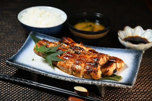 蒲燒鰻魚飯 $388厚身飽滿並啖啖肉的鰻魚，吃起來焦香，面層是自製的蒲燒醬汁，是佐飯佳品。