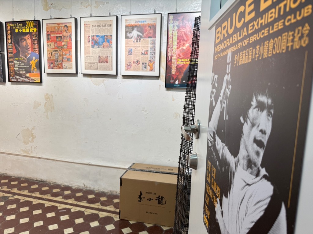 展出李小龍相關剪報。 展出李小龍相關剪報。