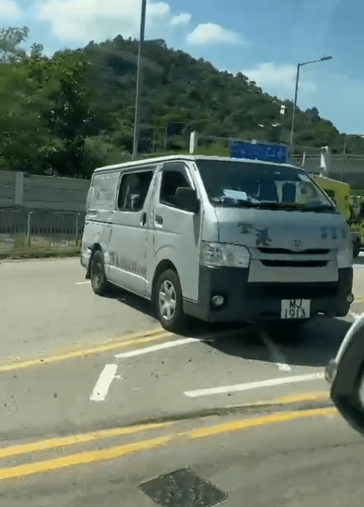 客貨車車身損毀。fb： 香港突發事故報料區