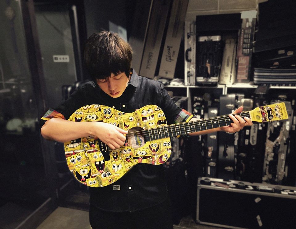 阿信上载与「海绵宝宝」的多张合照