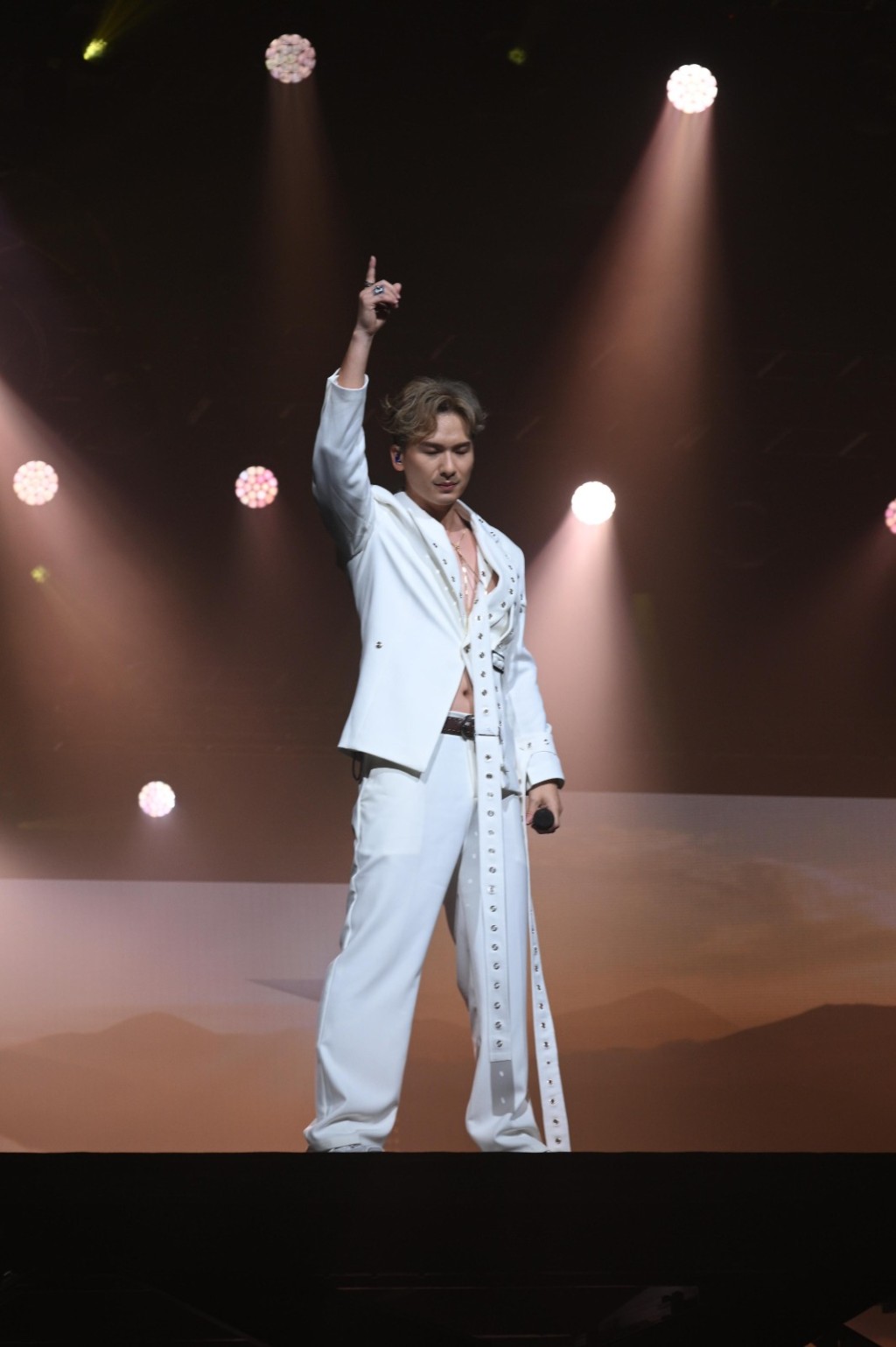 「金星」吉吉打頭陣,以《I Don't Want To Miss A Thing》為演唱會揭序幕, 「金星」吉吉打頭陣,以《I Don't Want To Miss A Thing》為演唱會揭序幕,