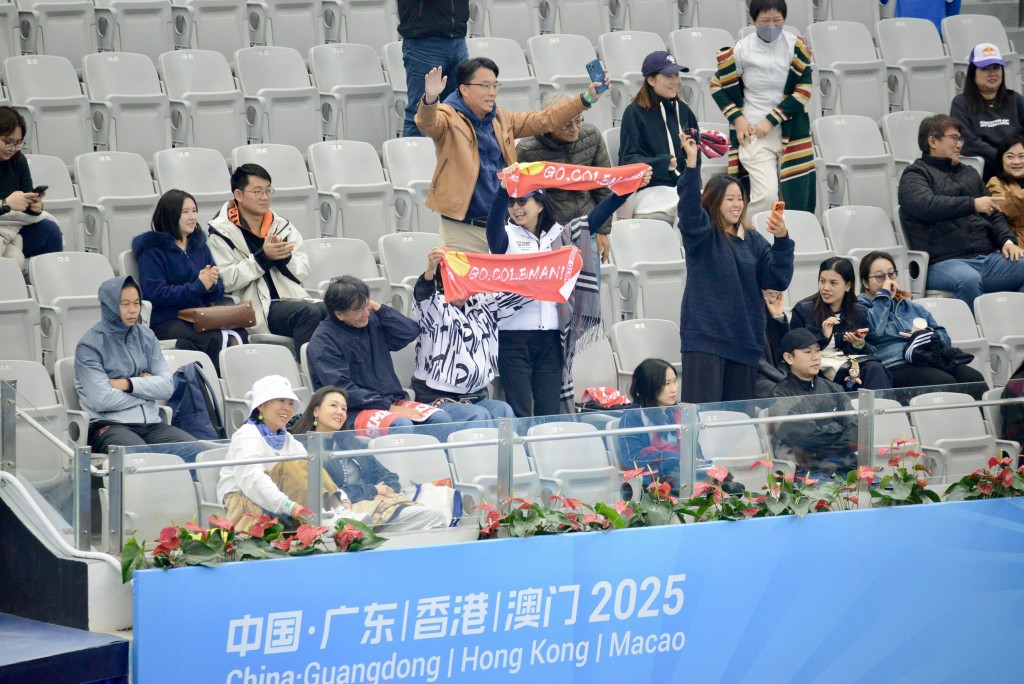 观众拉横额为黄泽林打气。杨功煜 观众拉横额为黄泽林打气。杨功煜