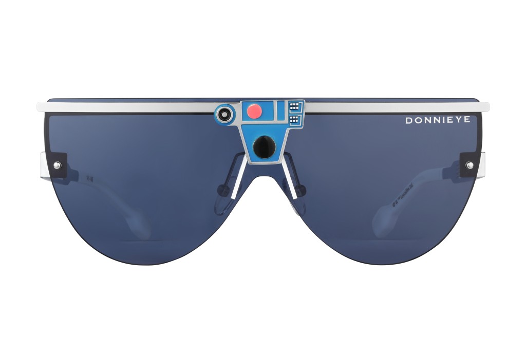 今次推出的太阳眼镜，沿用R2-D2的蓝白色作主调