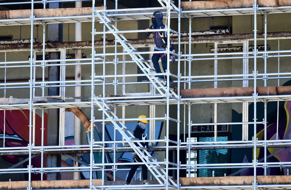 建築署其後主動巡查涉事承辦商另外3個簡約公屋地盤。