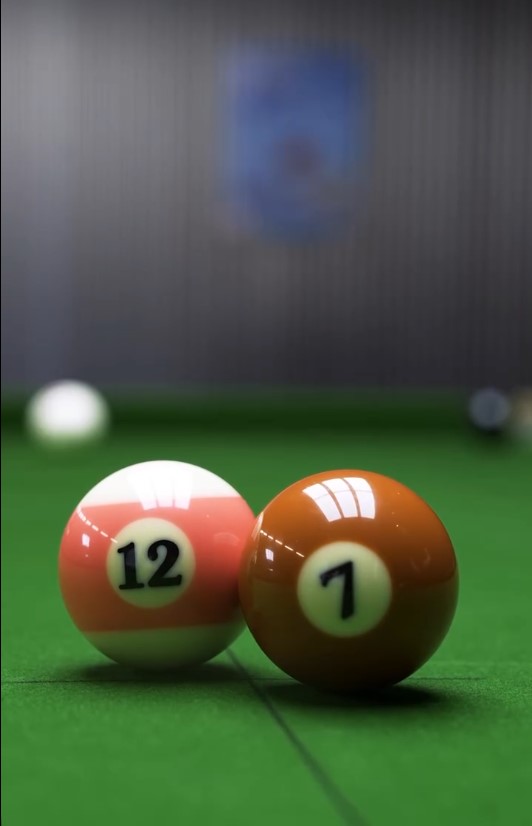 片中開首,桌上擺放「12」及「7」號球,寓意12月7日立法會選舉投票日。 片中開首,桌上擺放「12」及「7」號球,寓意12月7日立法會選舉投票日。