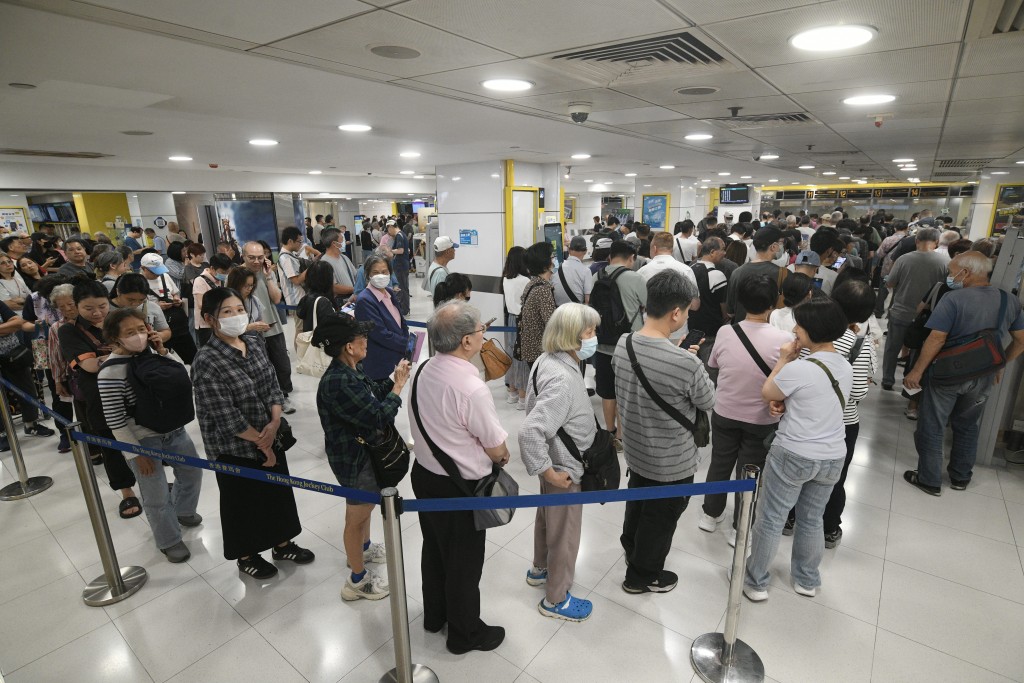 大批市民湧往「最幸運」的屯門市廣場投注站投注。