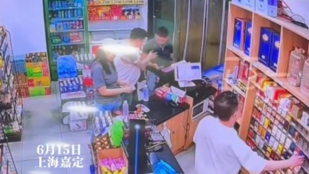白衣紋身漢「胸襲」彭先生，雙方爆發衝突。正在新聞