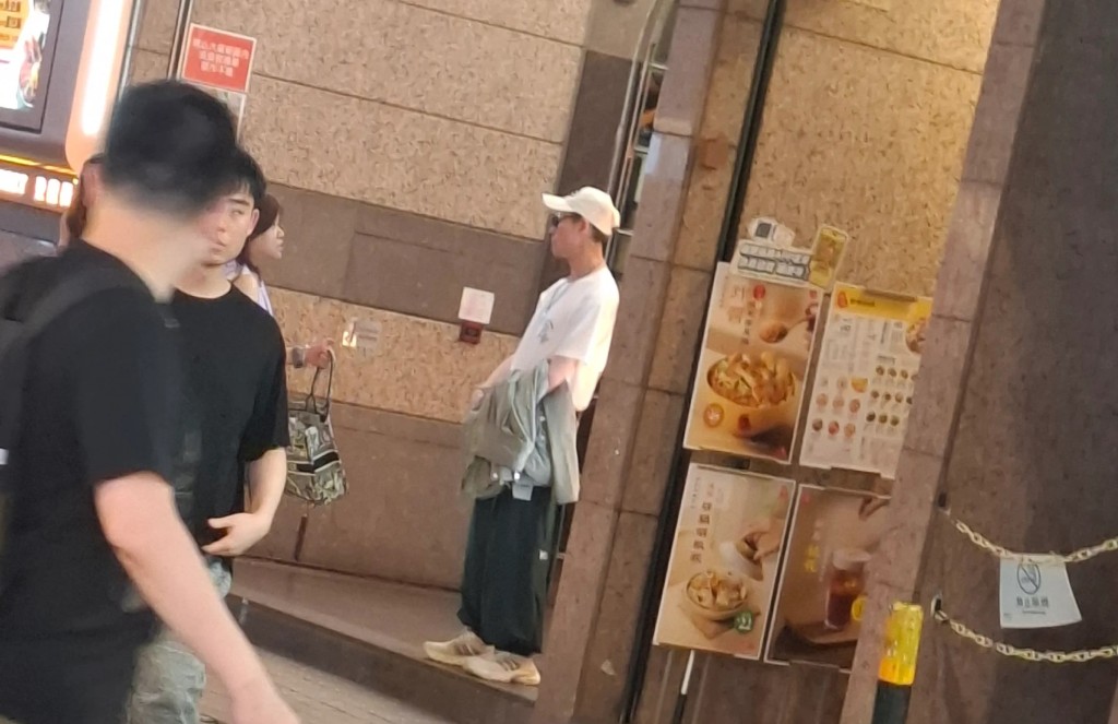 海俊傑獨站街邊略顯憔悴。