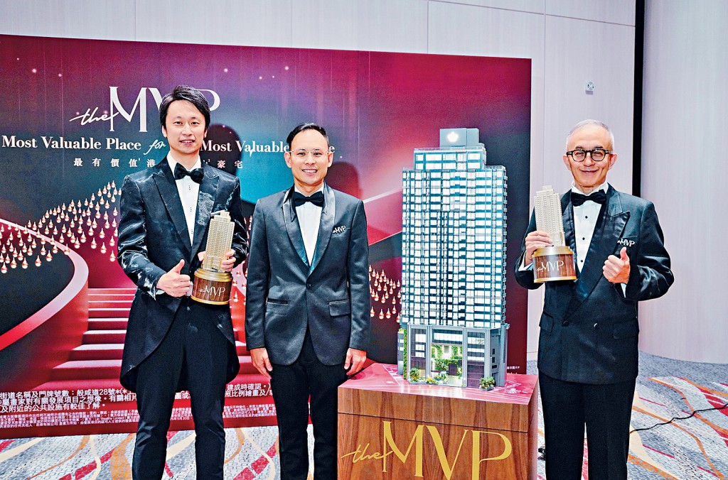 英皇國際楊政龍(中)表示,the MVP昨上樓書,最快下周開售。右為方文彬,左為柯穎豪。