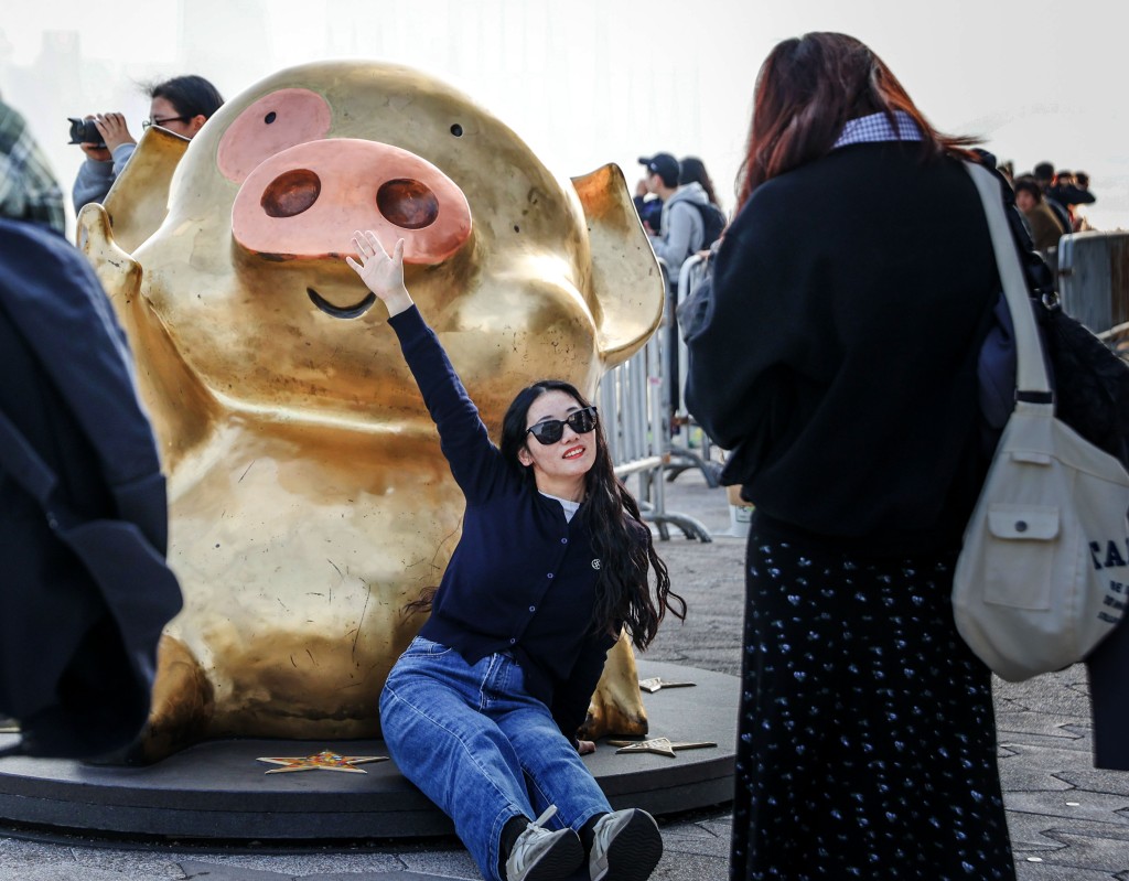 政府會挑選熱門旅遊景點及其他合適地點，鼓勵營辦商加設儲物櫃等配套設施。何家豪攝