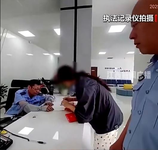 江蘇有民眾曬被子跌出2萬現金，獲鄰居及物業協助拾回。江西新聞廣播