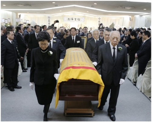 林鄭月娥及董建華等8人扶靈。