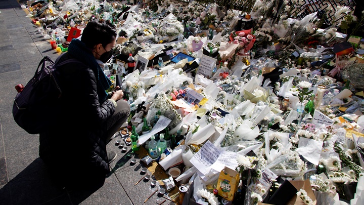 繼續有民眾在梨泰院一帶擺放鮮花悼念死者。路透社圖片