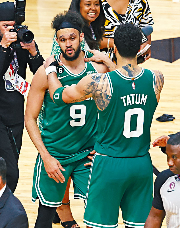 戴历韦特（左）完场前0.2秒补篮得手，助塞尔特人追平3:3。  