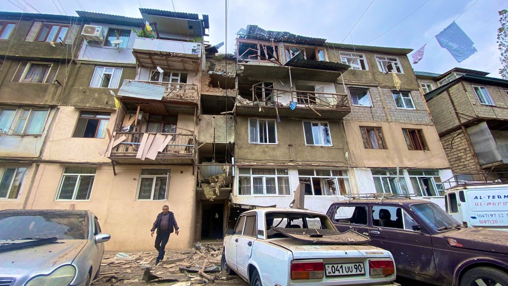 納卡地區民房在戰火下受損。路透社