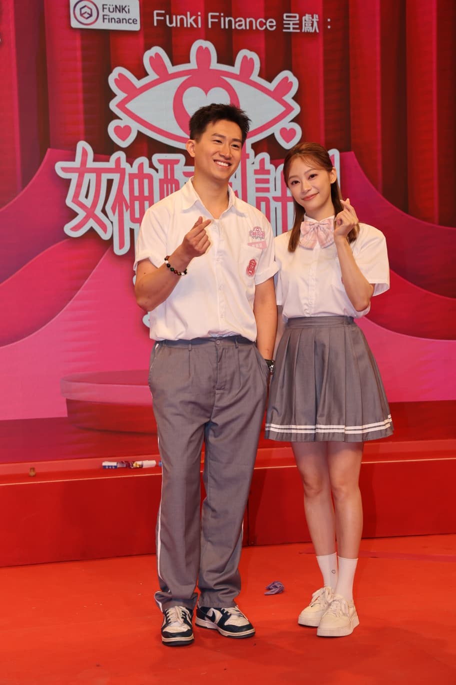 葉蒨文笑指飲「催情符水」見奇效。 葉蒨文笑指飲「催情符水」見奇效。