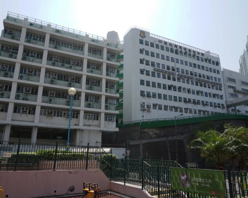 明爱柴湾马登基金中学于学校网页列出，本学年除中一级仅开1班，其余各级亦只开2班。网上图片