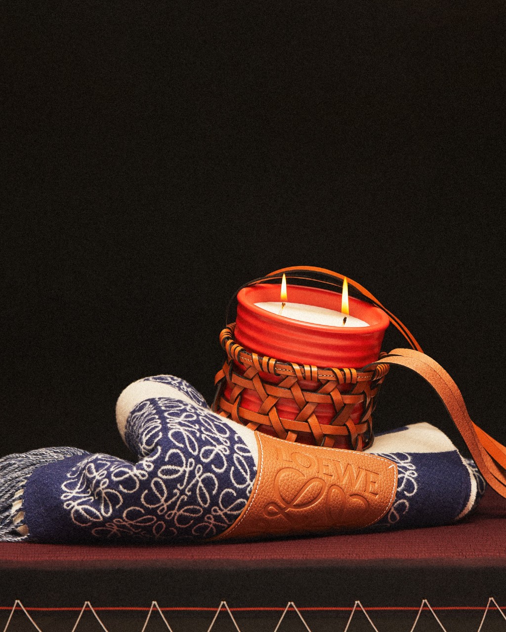Loewe海軍藍色雙面緹花織羊毛帆布Anagram毛毯、蠟燭/$2,100及棕褐色小牛皮手工編織花瓶/$8,240。