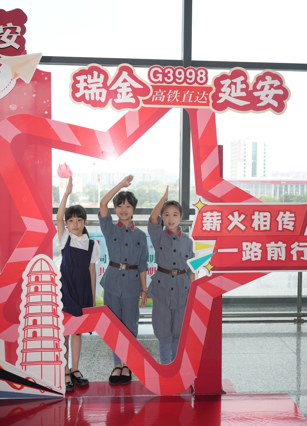 瑞金至延安高铁首发，11.5小时直达长征革命圣地。新华社