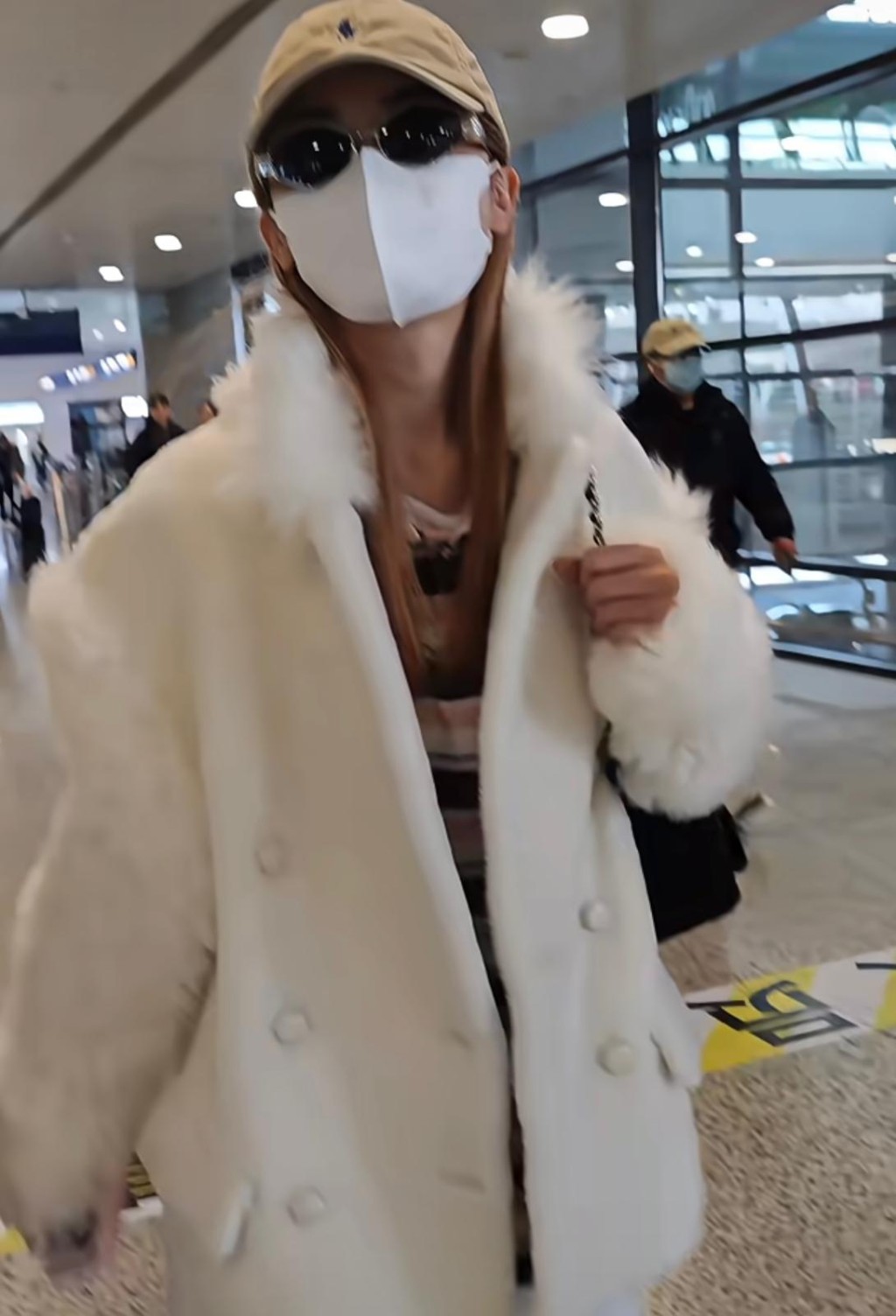 日前阿Sa飛到上海出席活動，呢身打扮原來有段古。