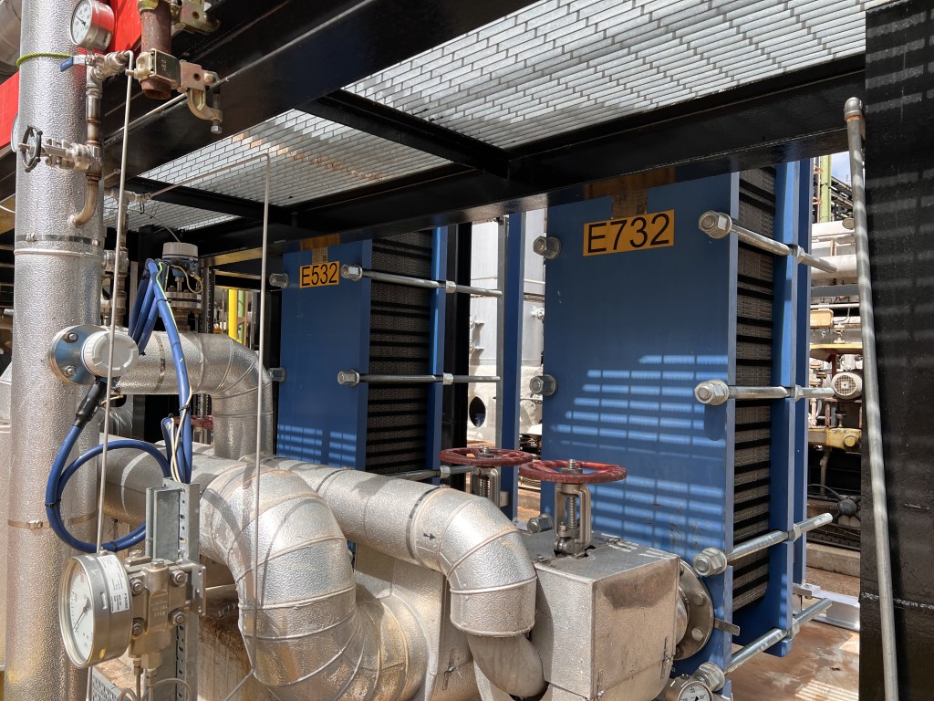 煤氣廠的餘熱輸送至藍色的「熱交換器」，熱能通過連接喉管輸送往食品廠作抽濕之用。