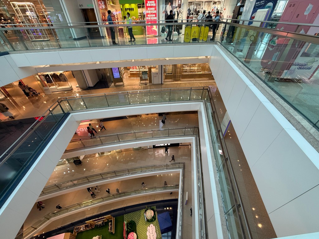 男子墮樓前位置遺留一個背囊。