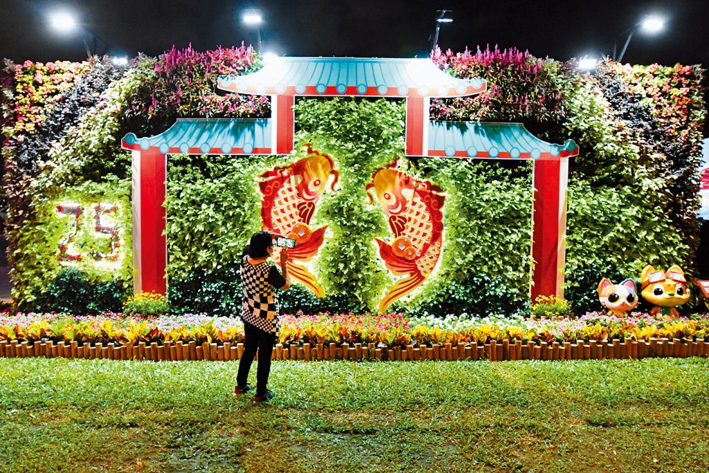 觀塘海濱公園有紫荊花燈飾。